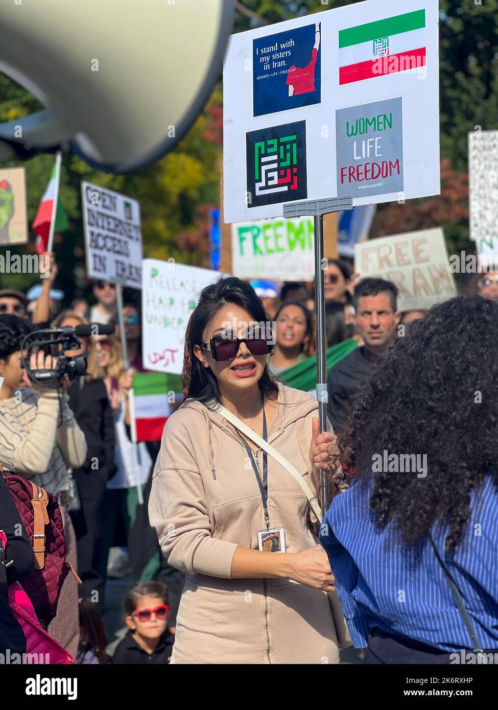 New Yorker versammeln sich im Washington Square Park, um die grundlegenden Menschenrechte für die Menschen im Iran zu unterstützen. Diese Demonstration steht im Zusammenhang mit dem Tod von Masha Amini, einer 22-jährigen Iranerin, die in Polizeigewahrsam starb, nachdem sie angeblich die Hijab-Regeln des Landes verletzt hatte. Ihr Tod hat Proteste im Iran und in anderen Ländern ausgelöst. Kredit: Ryan Rahman/Alamy Live Nachrichten Stockfoto