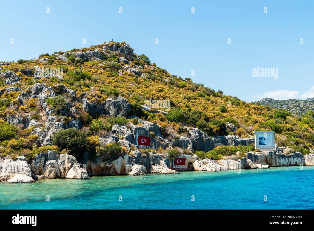 Hamidiye, Antalya, Türkei – 14. August 2021. Hamidiye Bay in Kekova Region, Provinz Antalya der Türkei, mit türkischen Fahnen und Texten „Hamidiye“ und Stockfoto