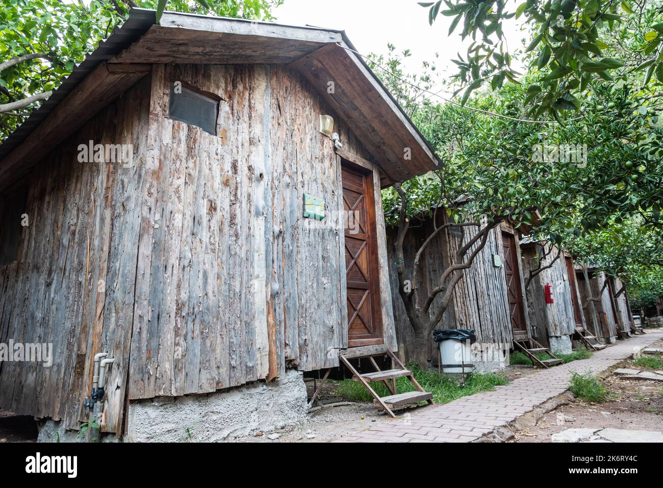 Olympos, Antalya, Türkei – 15. August 2021. Holzbungalows von Bayram’s Tree Houses Hostel in Olympos in der Provinz Antalya in der Türkei. Stockfoto