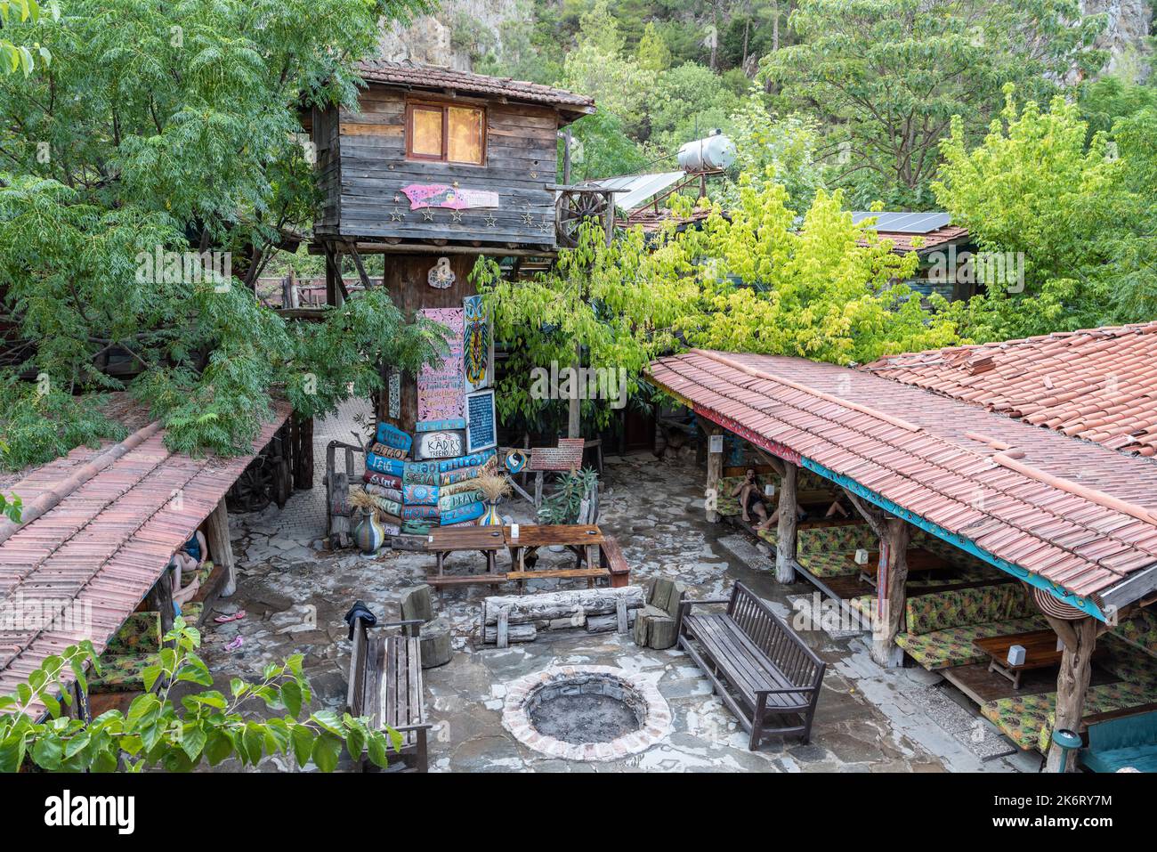 Olympos, Antalya, Türkei – 16. August 2021. Der Innenhof des Kadir’s Tree Houses Hostels in Olympos in der Provinz Antalya in der Türkei. Stockfoto
