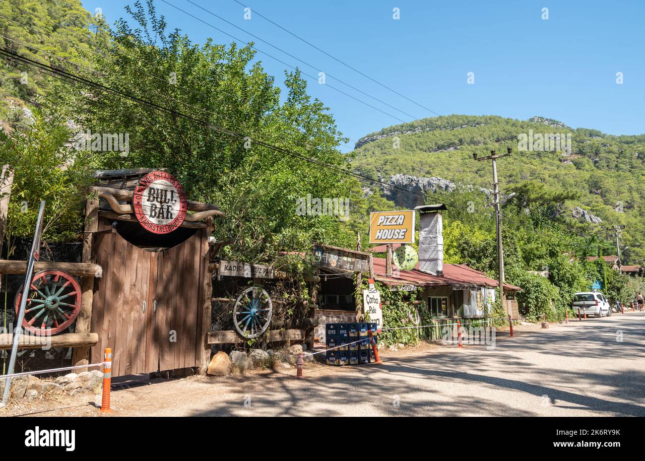Olympos, Antalya, Türkei – 17. August 2021. Außenansicht des Kadir’s Tree Houses Hostels und der angrenzenden Bull Bar in Olympos in der Provinz Antalya in T Stockfoto
