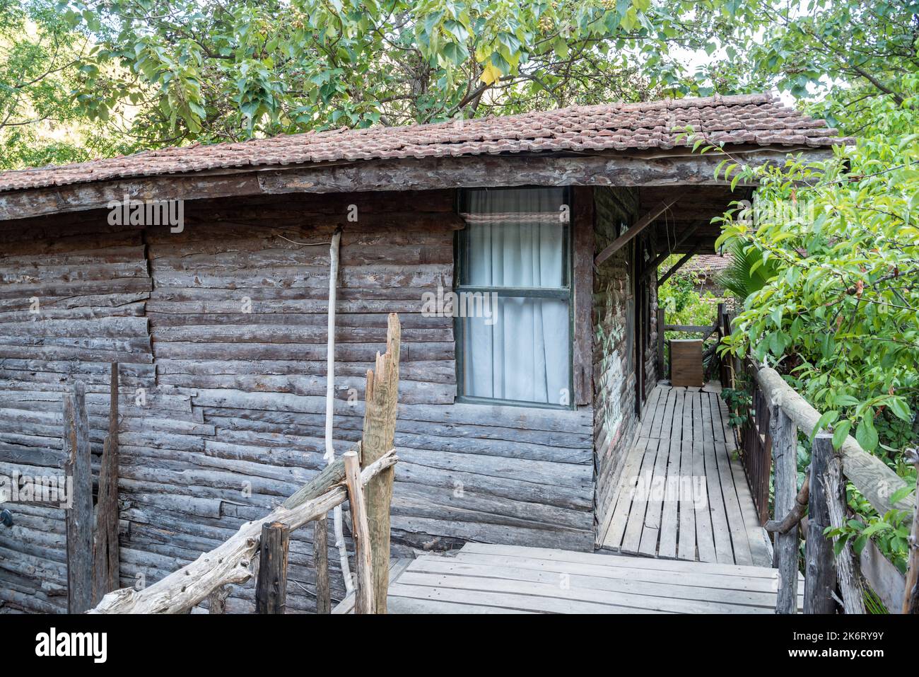 Olympos, Antalya, Türkei – 16. August 2021. Holzbungalows von Kadir’s Tree Houses Hostel in Olympos in der Provinz Antalya in der Türkei. Stockfoto