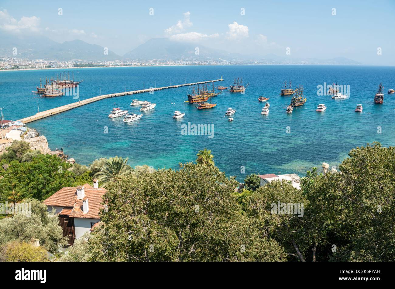 Alanya, Türkei – 18. August 2021. Blick auf den Hafen von Alanya mit touristischen Kreuzfahrtbooten, im Sommer. Stockfoto
