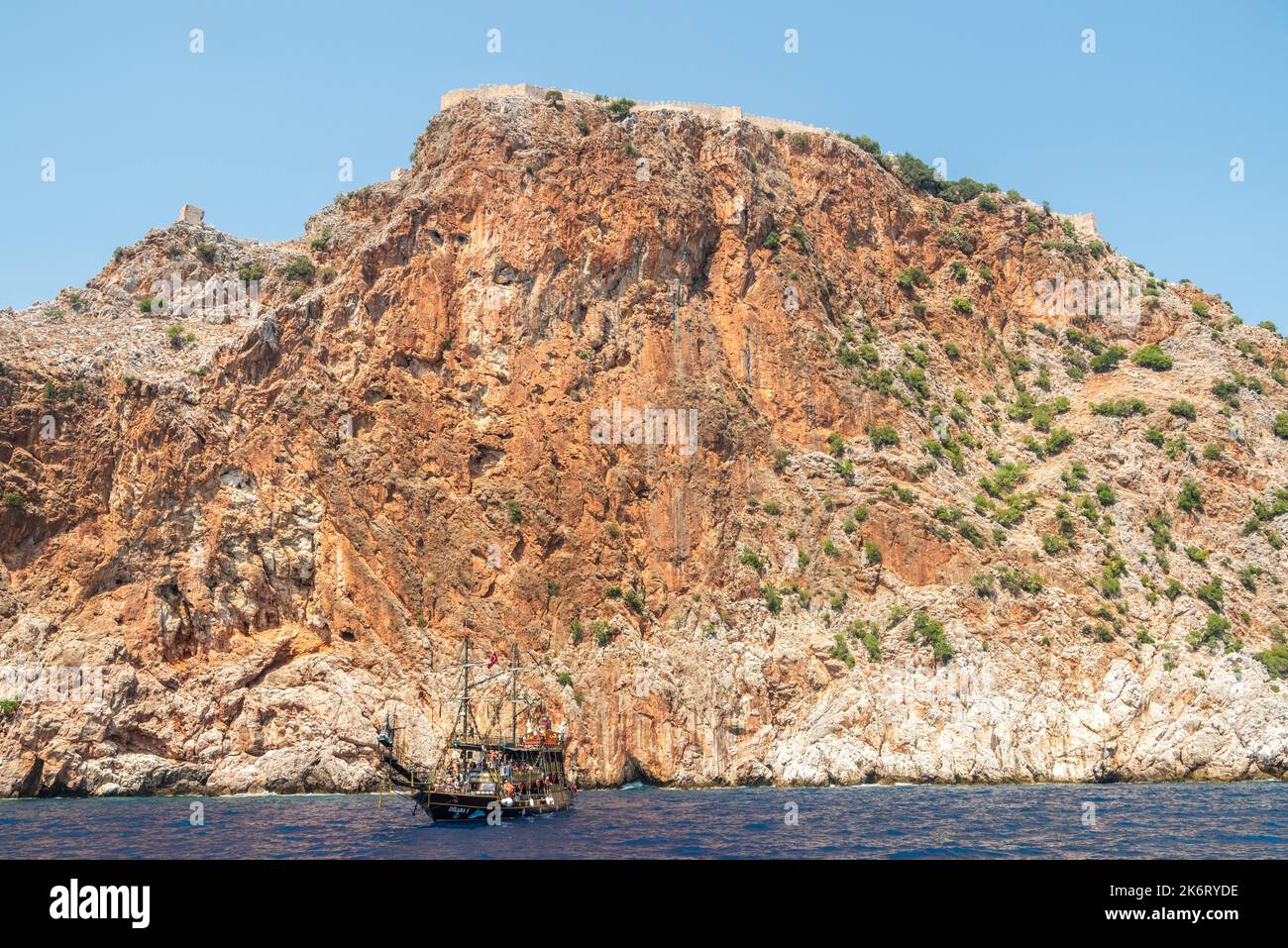 Alanya, Türkei – 19. August 2021. Steile Klippen des Kaps DIL Varna Burnu in Alanya Promontorium in der Türkei. Blick auf die Burgmauern über dem felsen Stockfoto