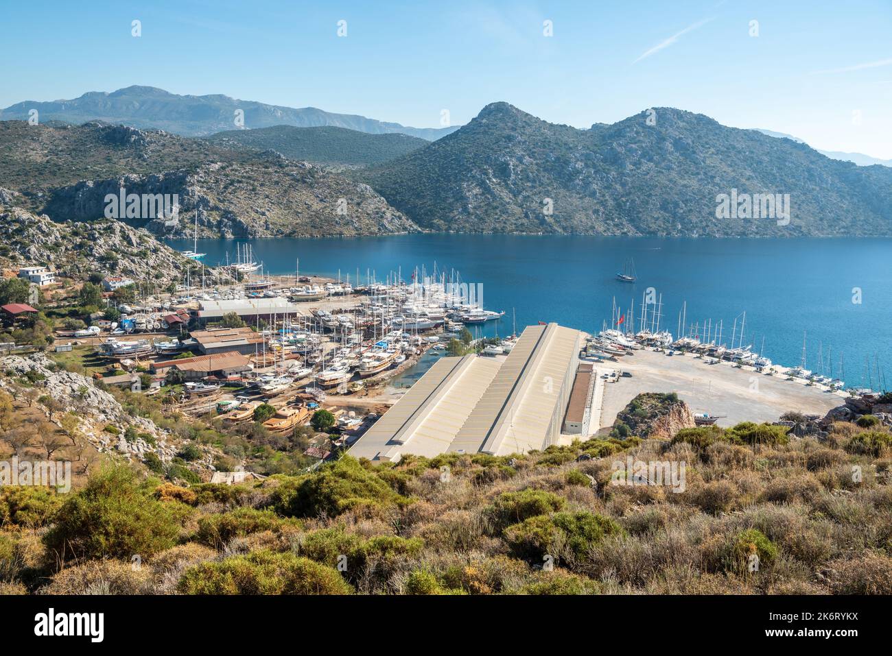 Bozburun, Mugla, Türkei – 7. November 2021. Blick über die Werft und das Trockendock der TUM-Tour und die DSV Yatcilik Marina in der Siedlung Bozburun bei Marmaris Resor Stockfoto