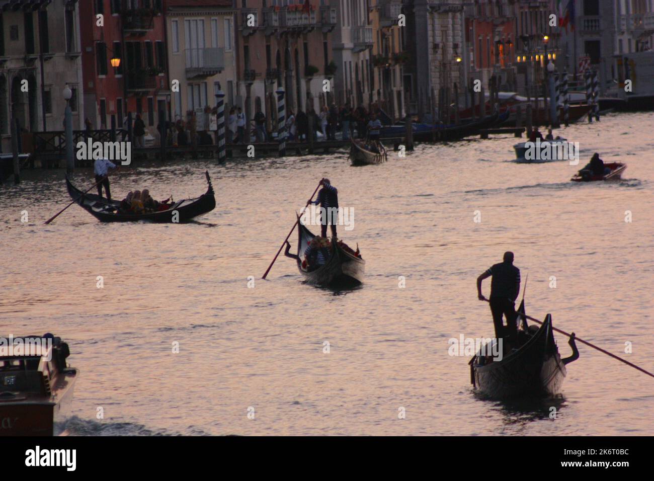 Gondeln bei Sonnenuntergang auf dem Canal Grande in Venedig Stockfoto