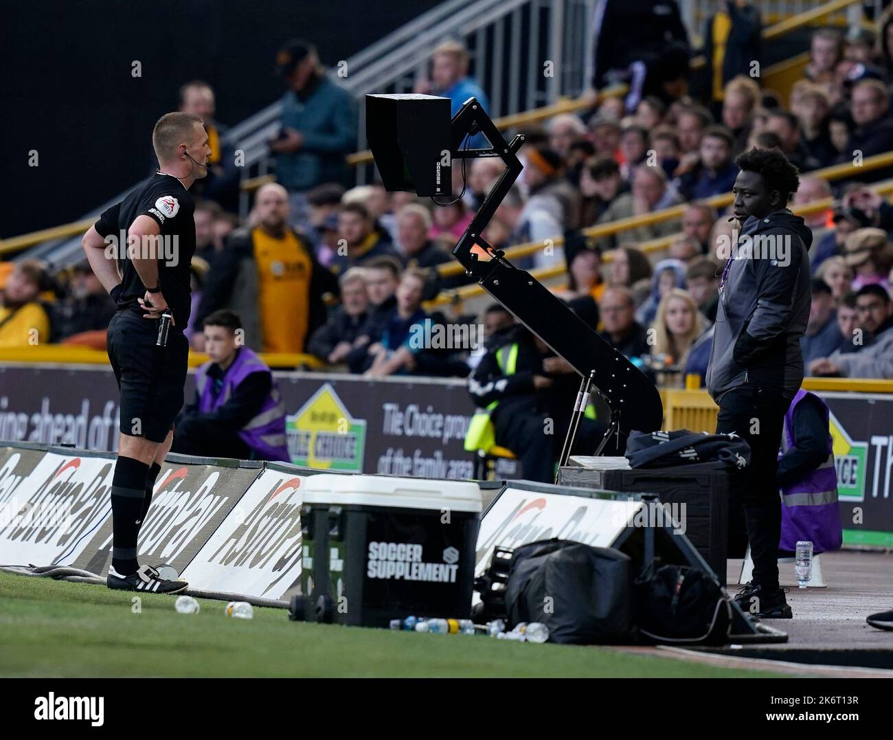 Wolverhampton, Großbritannien. 15.. Oktober 2022. Schiedsrichter Thomas Bramall konsultiert den VAR-Monitor, bevor er Nottingham Forest während des Spiels in der Premier League in Molineux, Wolverhampton, eine Strafe überlässt. Kredit: Sportimage/Alamy Live Nachrichten Stockfoto