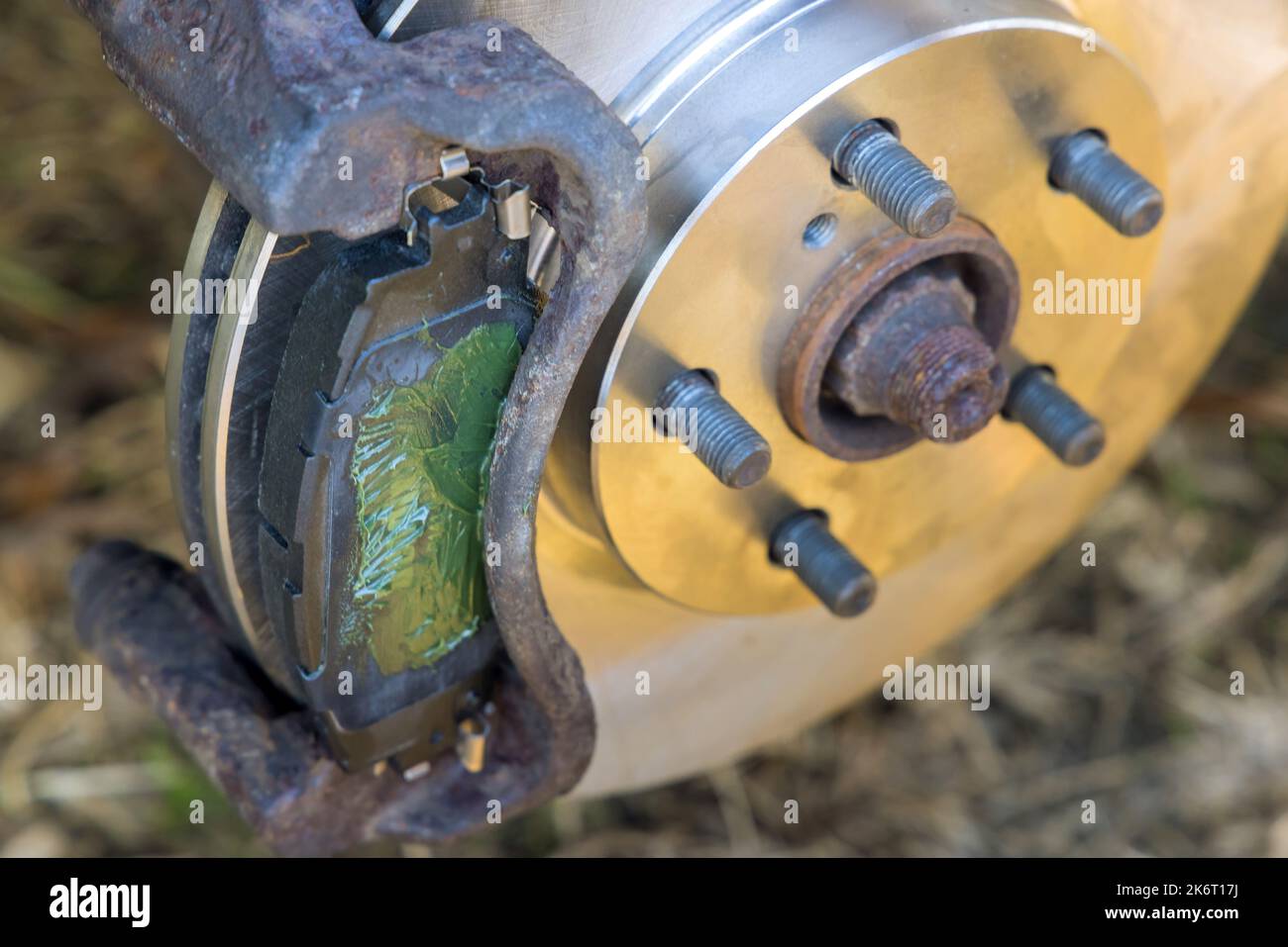 Mechaniker ersetzt Bremsbelagssystem im Kfz-Servicezentrum Stockfoto