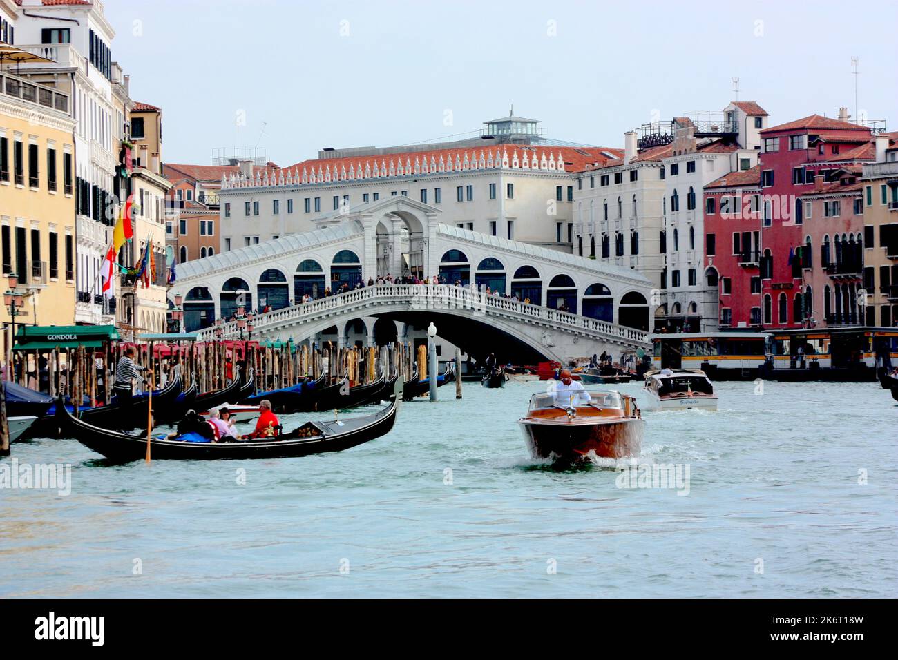 Gondeln und Wassertaxis auf den Kanälen in Venedig Stockfoto