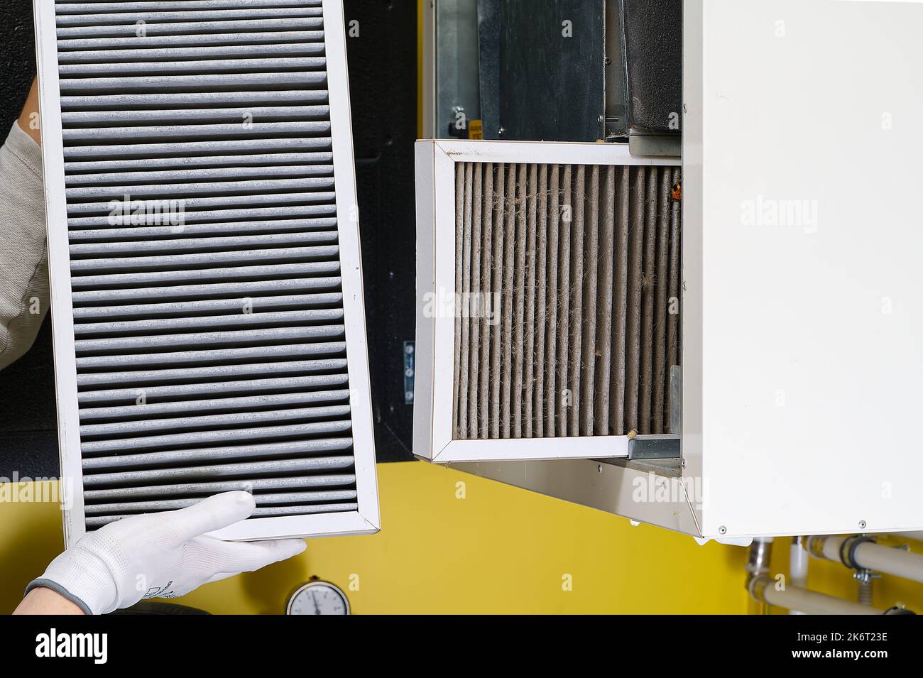 Austausch des Filters in der zentralen Lüftungsanlage. hlkFilter