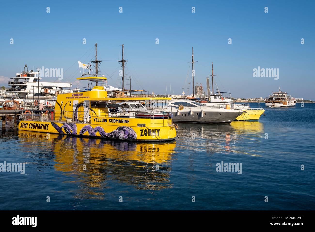 Gelbes U-Boot in Paphos Hafen Zypern. Stockfoto