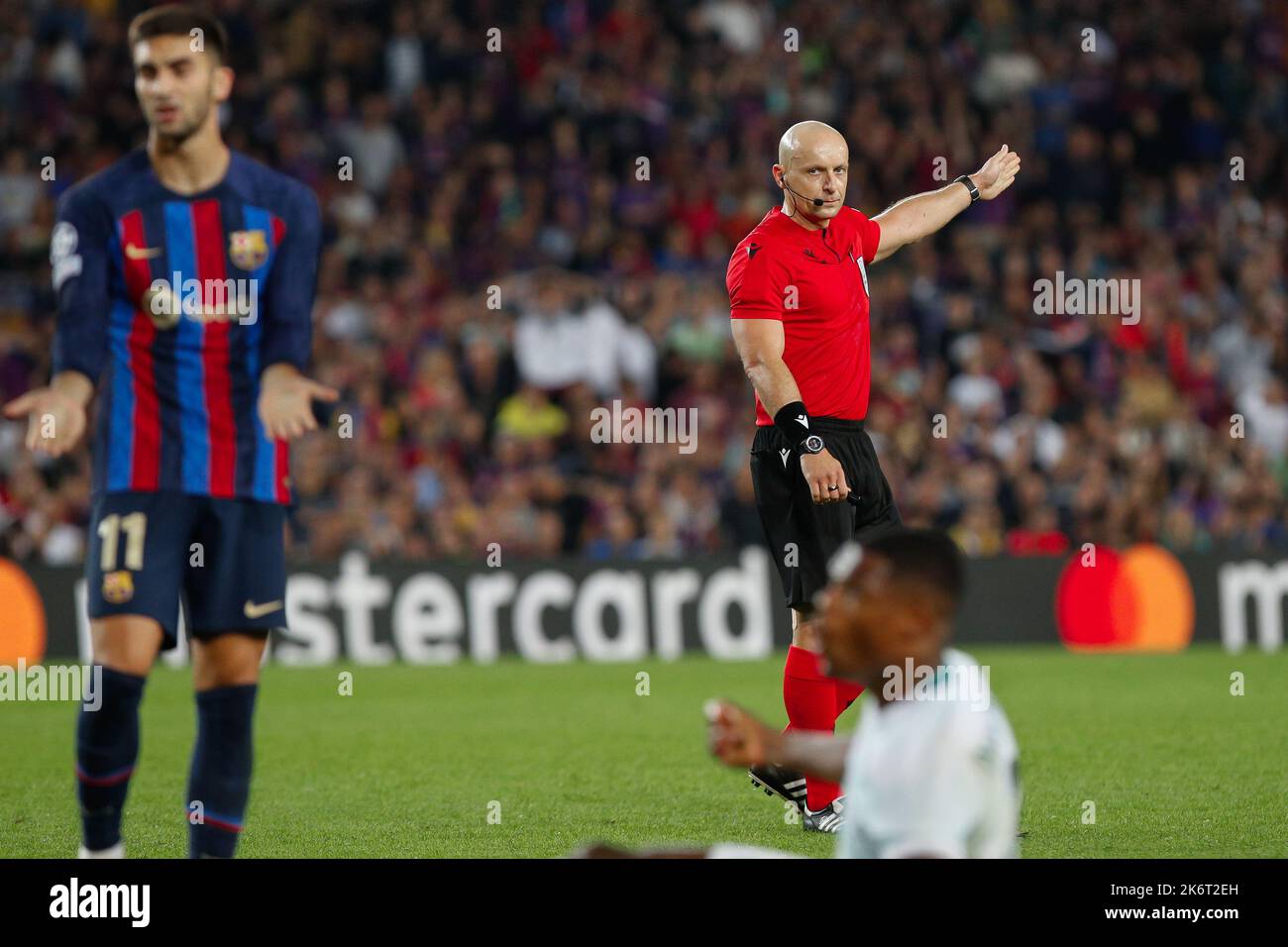 Barcelona, Spanien. 12. Oktober 2022. Spanien, Barcelona, 12 2022. oktober: Szymon Marciniak (Schiedsrichter) pfeift in der zweiten Halbzeit während des Fußballspiels FC BARCELONA gegen FC INTER, UCL 2022-2023 Gruppe C matchday4 im Camp Nou (Bildquelle: © Fabrizio Andrea Bertani/Pacific Press via ZUMA Press Wire) Stockfoto