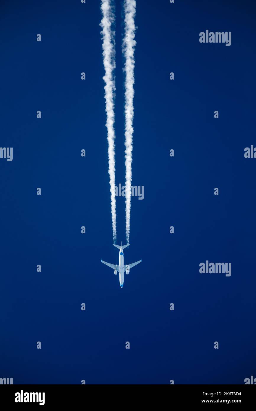 Boeing 737 fliegt vorbei. Air-to-Air-Foto von Contrails Stockfoto