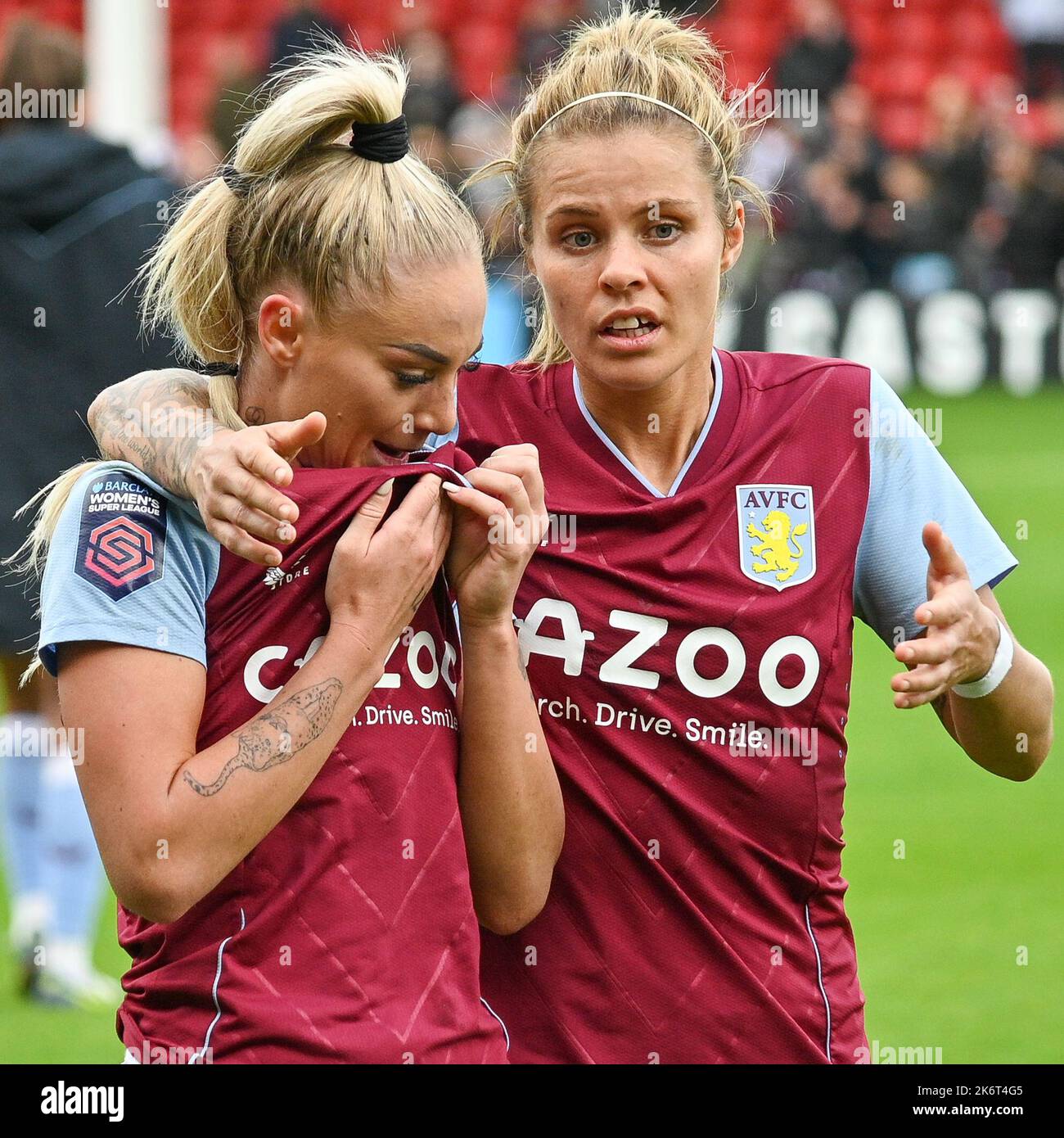 Rachel Daly von der Aston Villa chattet während des Spiels der Frauen-Super-Liga zwischen Aston Villa und West Ham, 15. 2022. Oktober, mit einer verärgerten Alisha Lehmann von Aston Villa (Karl W Newton/SPP) Quelle: SPP Sport Press Foto. /Alamy Live News Stockfoto