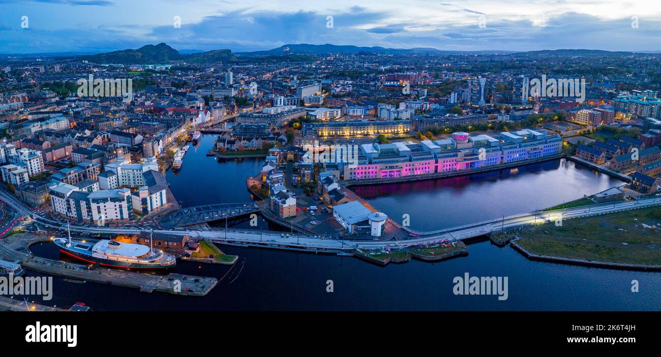 Luftaufnahme in der Dämmerung von Leith und Wasser des Leith River , Edinburgh, Schottland, Großbritannien Stockfoto