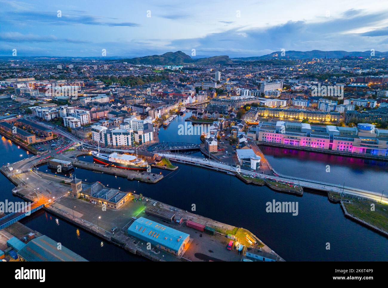 Luftaufnahme in der Dämmerung von Leith und Wasser des Leith River , Edinburgh, Schottland, Großbritannien Stockfoto