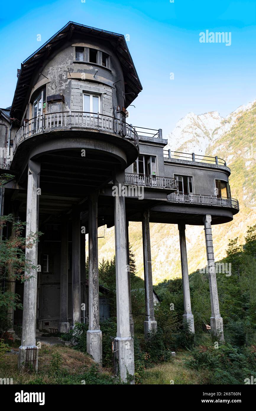 Architektur eines alten verlassenen Hauses Stockfoto