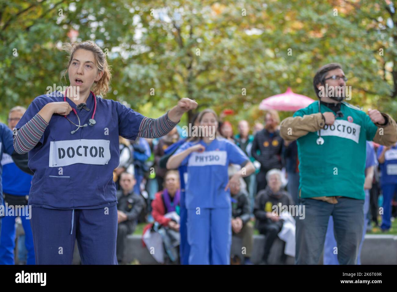 London, Großbritannien. 15. Oktober 2022. Ärzte und Wissenschaftler des Extinction Rebellion inszenieren einen Tod in der Nähe des London Eye auf der Southbank. Das Ereignis soll das Bewusstsein dafür schärfen, dass die Umweltverschmutzung des Planeten zunehmend dem menschlichen Leben feindlich gegenübersteht. Penelope Barritt/Alamy Live News Stockfoto