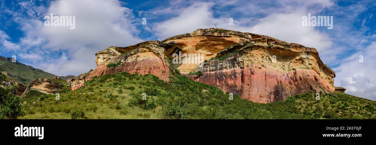 Ein Panoramablick auf Mushroom Rock im Golden Gate Highlands National Park. Dieses Naturschutzgebiet ist Teil der Maluti-Berge, die zur Dra gehören Stockfoto
