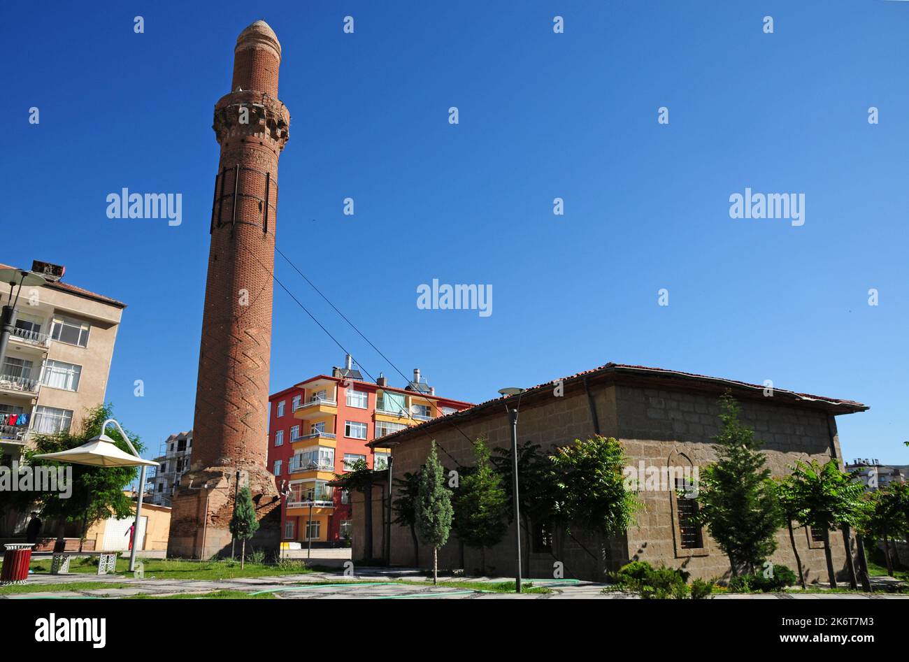 Das Egri Minaret in Aksaray, Türkei, wurde in den 13. Jahren während der Seljuk-Zeit erbaut. Das Minarett ist geneigt. Stockfoto