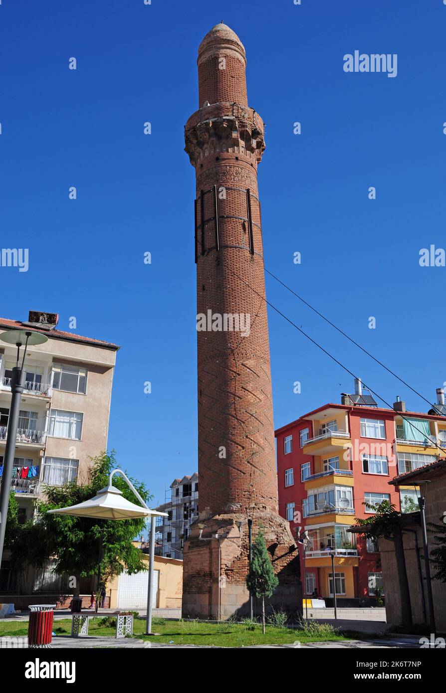 Das Egri Minaret in Aksaray, Türkei, wurde in den 13. Jahren während der Seljuk-Zeit erbaut. Das Minarett ist geneigt. Stockfoto