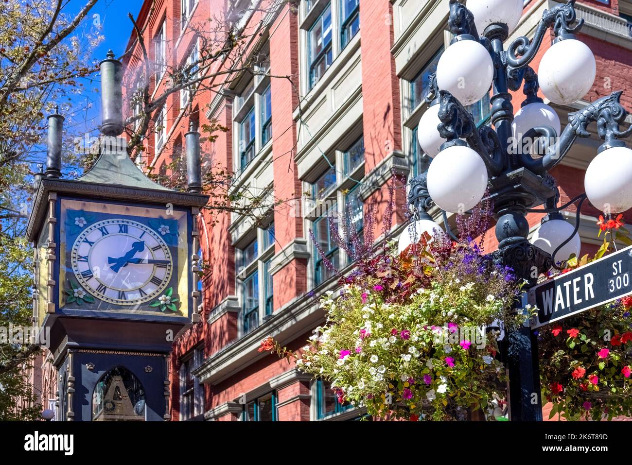 Malerische Touristenattraktionen und Restaurants im Old Gastown Viertel in Vancouver, Kanada. Stockfoto