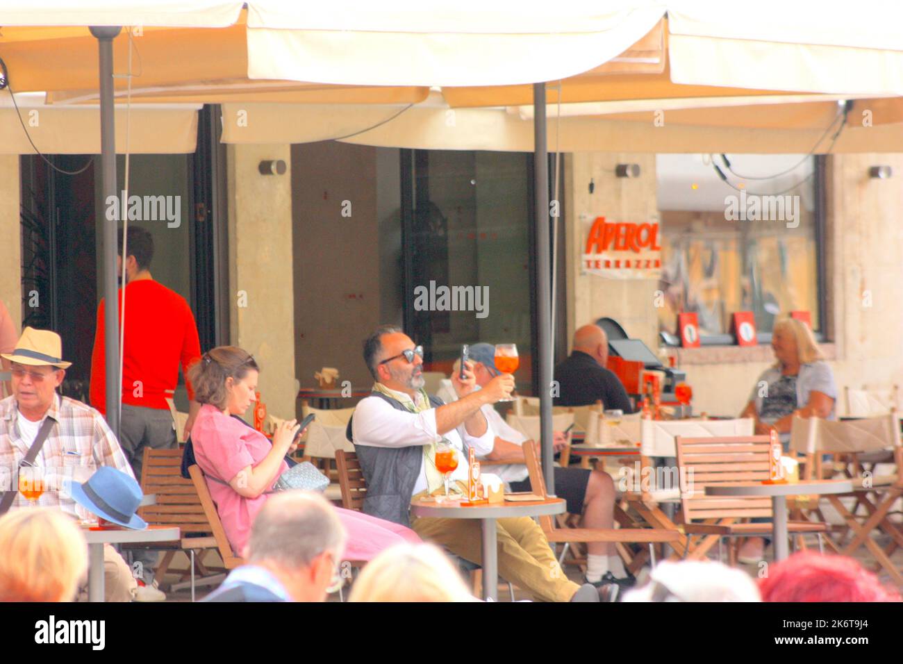 Mann trinkt Aperol in Venedig Stockfoto