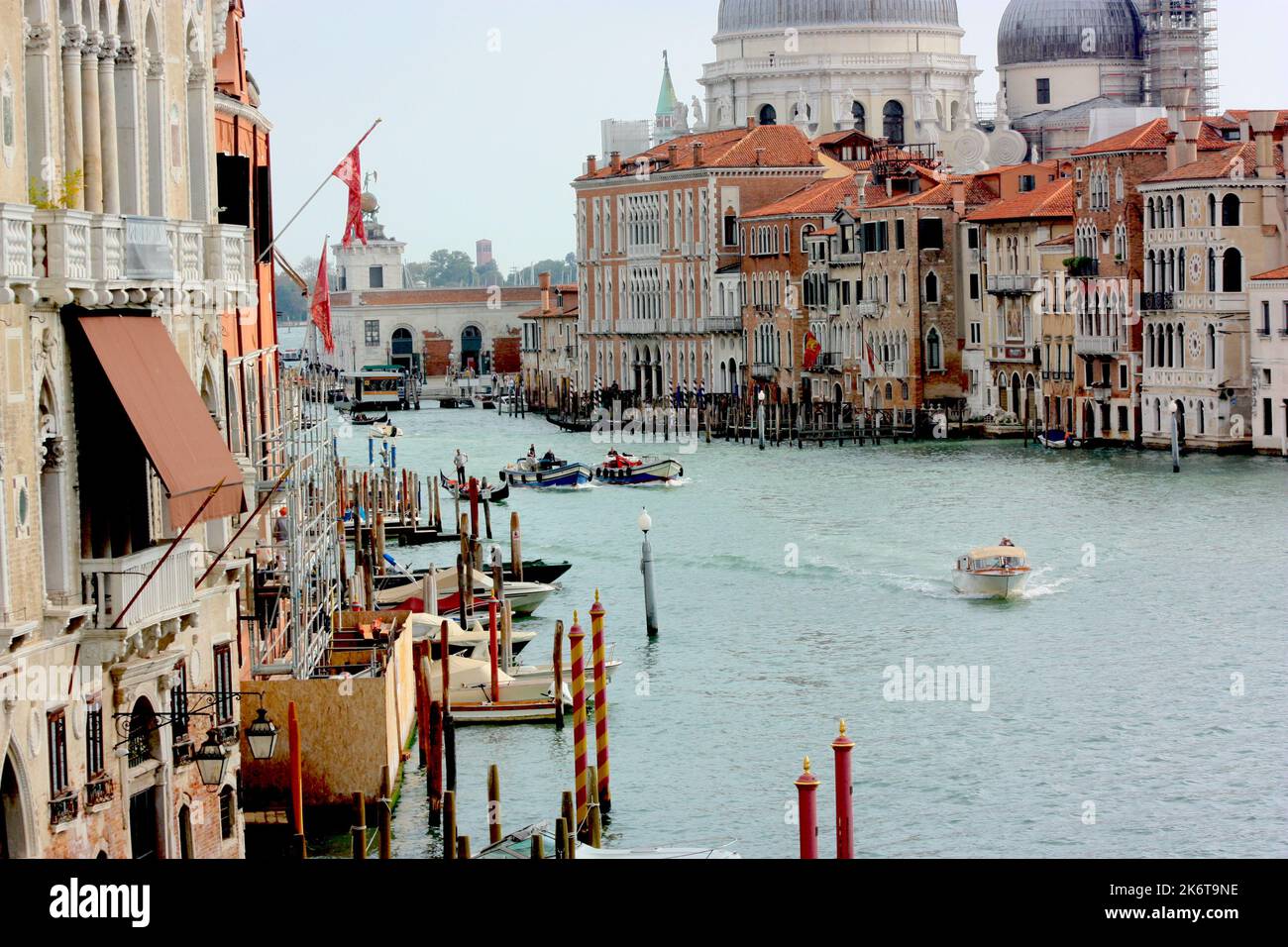 Wassertaxi auf dem Canal Grande in Venedig Stockfoto