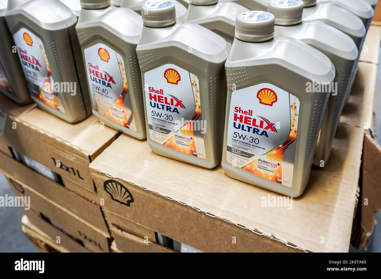 Samara, Russland - 5. Mai 2022: Shell Helix Ultra Motoröl in Kunststoffbehältern im Supermarkt Stockfoto