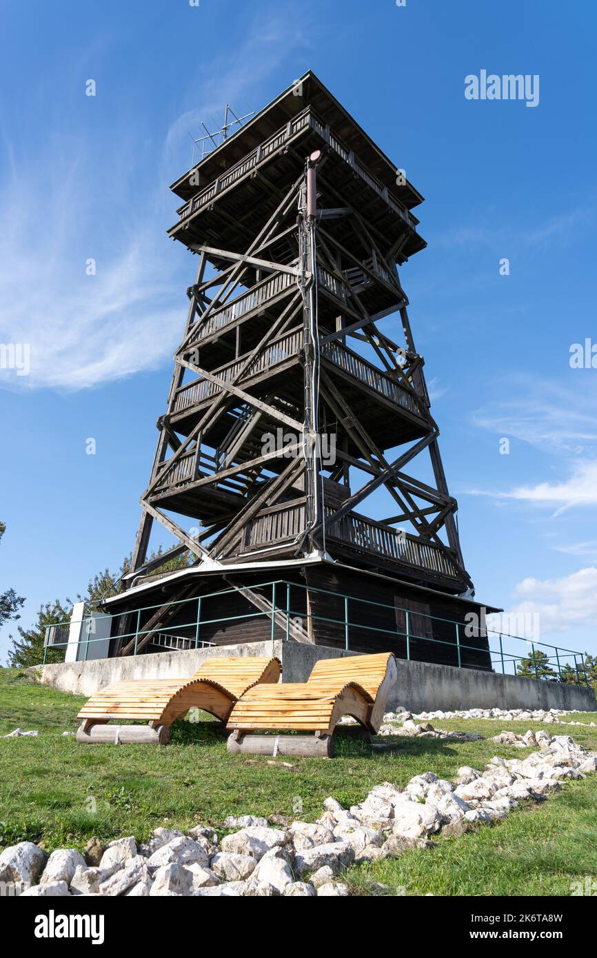 Aussichtsturm am Oberleiserberg im Herbst, Niederösterreich Stockfoto