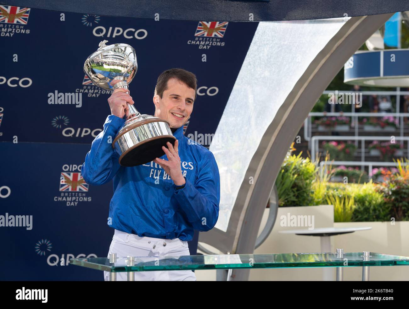 Ascot, Bergen, Großbritannien. 15.. Oktober 2022. William Buick realisierte heute bei Ascot einen lang gefestten Ehrgeiz, als er zum ersten Mal zum Champion Jockey gekrönt wurde. Rennlegende Willie Carson überreichte ihm die Trophäe. Der 34-Jährige hat die Meisterschaft von Anfang an dominiert und beginnt den letzten Saisontag mit 157 Siegern, 67 davon frei von seinen engsten Herausforderern Hollie Doyle und Tom Marquand. Quelle: Maureen McLean/Alamy Live News Stockfoto