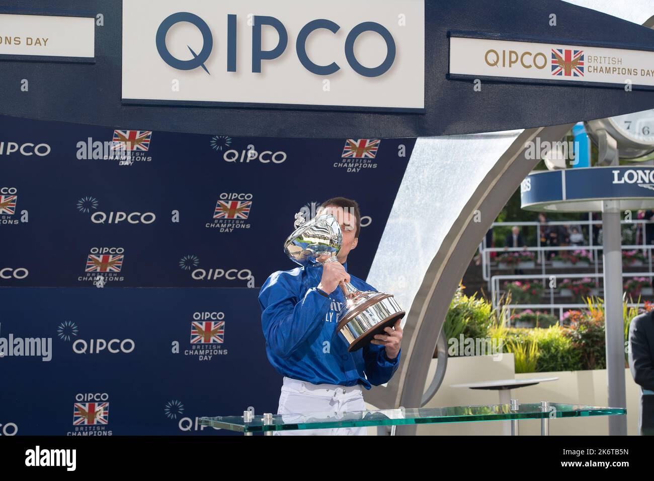 Ascot, Bergen, Großbritannien. 15.. Oktober 2022. William Buick realisierte heute bei Ascot einen lang gefestten Ehrgeiz, als er zum ersten Mal zum Champion Jockey gekrönt wurde. Rennlegende Willie Carson überreichte ihm die Trophäe. Der 34-Jährige hat die Meisterschaft von Anfang an dominiert und beginnt den letzten Saisontag mit 157 Siegern, 67 davon frei von seinen engsten Herausforderern Hollie Doyle und Tom Marquand. Quelle: Maureen McLean/Alamy Live News Stockfoto