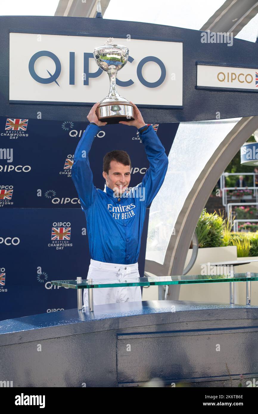 Ascot, Bergen, Großbritannien. 15.. Oktober 2022. William Buick realisierte heute bei Ascot einen lang gefestten Ehrgeiz, als er zum ersten Mal zum Champion Jockey gekrönt wurde. Rennlegende Willie Carson überreichte ihm die Trophäe. Der 34-Jährige hat die Meisterschaft von Anfang an dominiert und beginnt den letzten Saisontag mit 157 Siegern, 67 davon frei von seinen engsten Herausforderern Hollie Doyle und Tom Marquand. Quelle: Maureen McLean/Alamy Live News Stockfoto