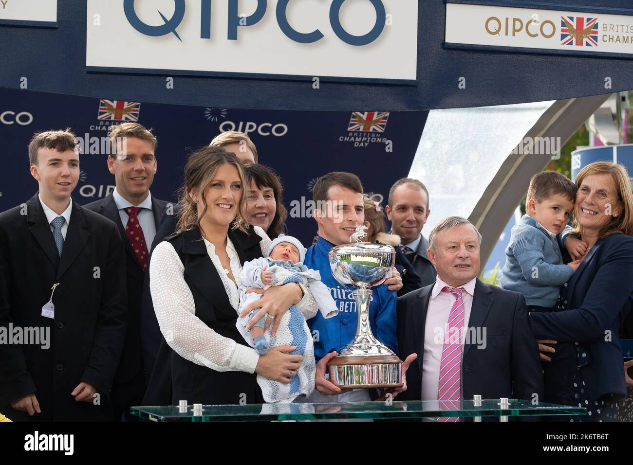 Ascot, Bergen, Großbritannien. 15.. Oktober 2022. Eine stolze Familie wie William Buick realisierte heute bei Ascot einen lang gefestten Ehrgeiz, als er zum ersten Mal zum Champion Jockey gekrönt wurde. Rennlegende Willie Carson überreichte ihm die Trophäe. Der 34-Jährige hat die Meisterschaft von Anfang an dominiert und beginnt den letzten Saisontag mit 157 Siegern, 67 davon frei von seinen engsten Herausforderern Hollie Doyle und Tom Marquand. Quelle: Maureen McLean/Alamy Live News Stockfoto