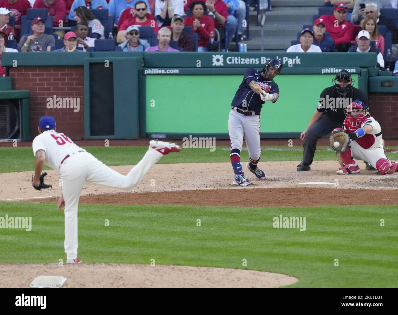 Philadelphia, USA. 15. Oktober 2022. Philadelphia Phillies Relief Pitcher Zach Eflins schlägt Atlanta Braves Eddie Rosario im achten Inning in Spiel drei ihrer National League Division Series im Citizens Bank Park in Philadelphia am Samstag, 15. Oktober 2022. Foto von Ray Stubblebine/UPI. Kredit: UPI/Alamy Live Nachrichten Stockfoto