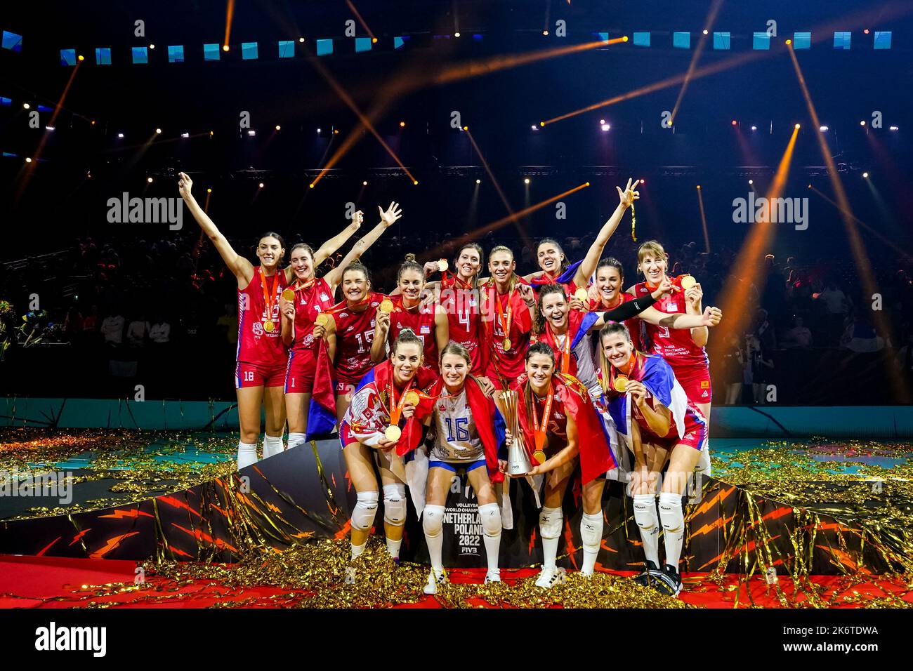 Apeldoorn, Niederlande. 15. Oktober 2022. APELDOORN, NIEDERLANDE - 15. OKTOBER: Bianka Busa aus Serbien, Katarina Lazovic aus Serbien, Bojana Drca aus Serbien, Mina Popovic aus Serbien, Sladjana Mirkovic aus Serbien, Brankica Mihajlovic aus Serbien, Teodora Pusic aus Serbien, Ana Bjelica aus Serbien, Maja Aleksic aus Serbien, Jovana Stevanovic aus Serbien, Aleksandra aus Serbien, Jegdic aus Serbien Tijana Boskovic aus Serbien, Bojana Milenkovic aus Serbien, Sara Lozo aus Serbien posieren mit der WM nach dem Finalspiel zwischen Brasilien und Serbien am 20. Tag der FIVB Volleyball Damen Weltmeisterschaft 2022 im Omnisport Apeldo Stockfoto