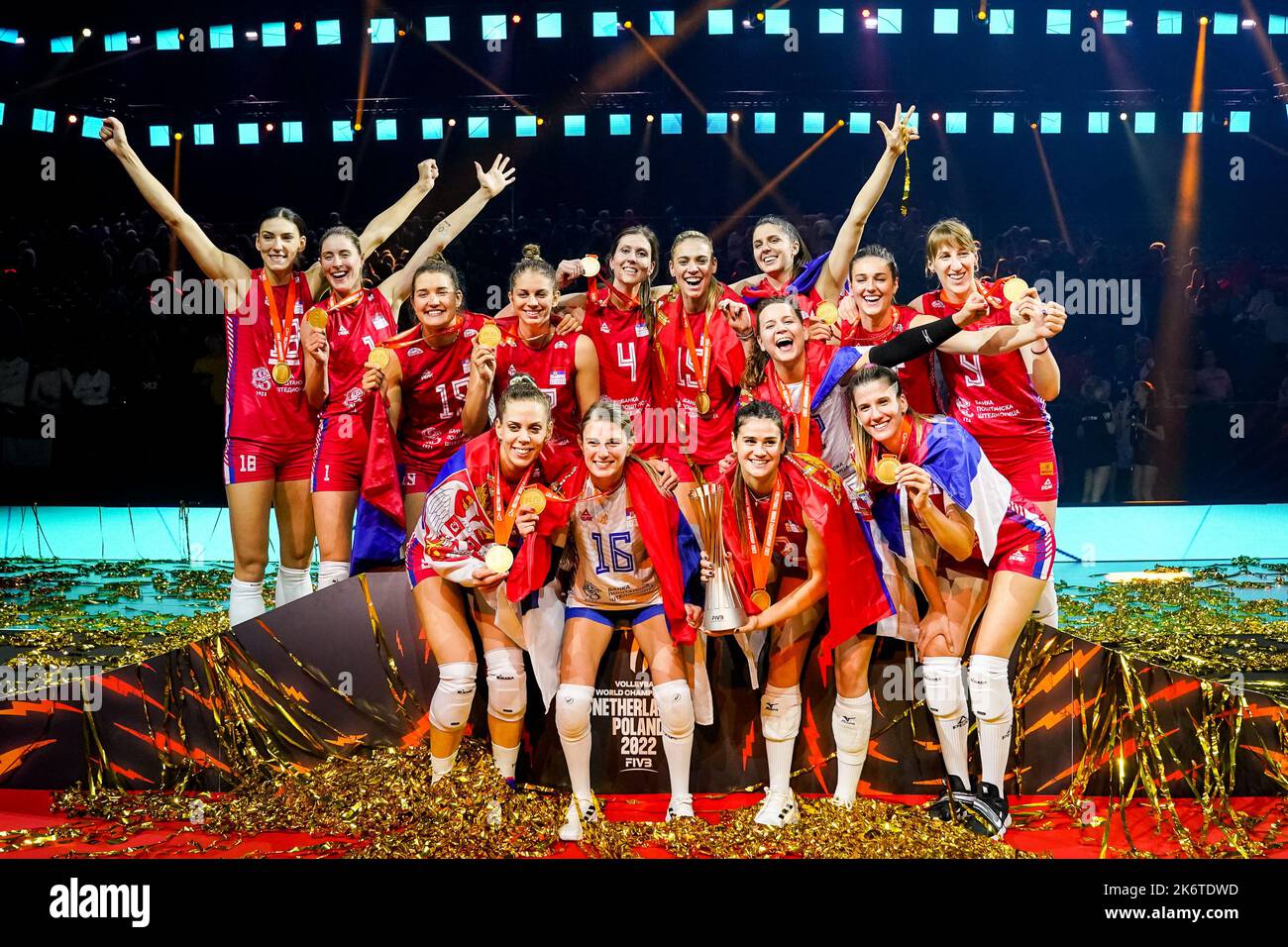Apeldoorn, Niederlande. 15. Oktober 2022. APELDOORN, NIEDERLANDE - 15. OKTOBER: Bianka Busa aus Serbien, Katarina Lazovic aus Serbien, Bojana Drca aus Serbien, Mina Popovic aus Serbien, Sladjana Mirkovic aus Serbien, Brankica Mihajlovic aus Serbien, Teodora Pusic aus Serbien, Ana Bjelica aus Serbien, Maja Aleksic aus Serbien, Jovana Stevanovic aus Serbien, Aleksandra aus Serbien, Jegdic aus Serbien Tijana Boskovic aus Serbien, Bojana Milenkovic aus Serbien, Sara Lozo aus Serbien posieren mit der WM nach dem Finalspiel zwischen Brasilien und Serbien am 20. Tag der FIVB Volleyball Damen Weltmeisterschaft 2022 im Omnisport Apeldo Stockfoto