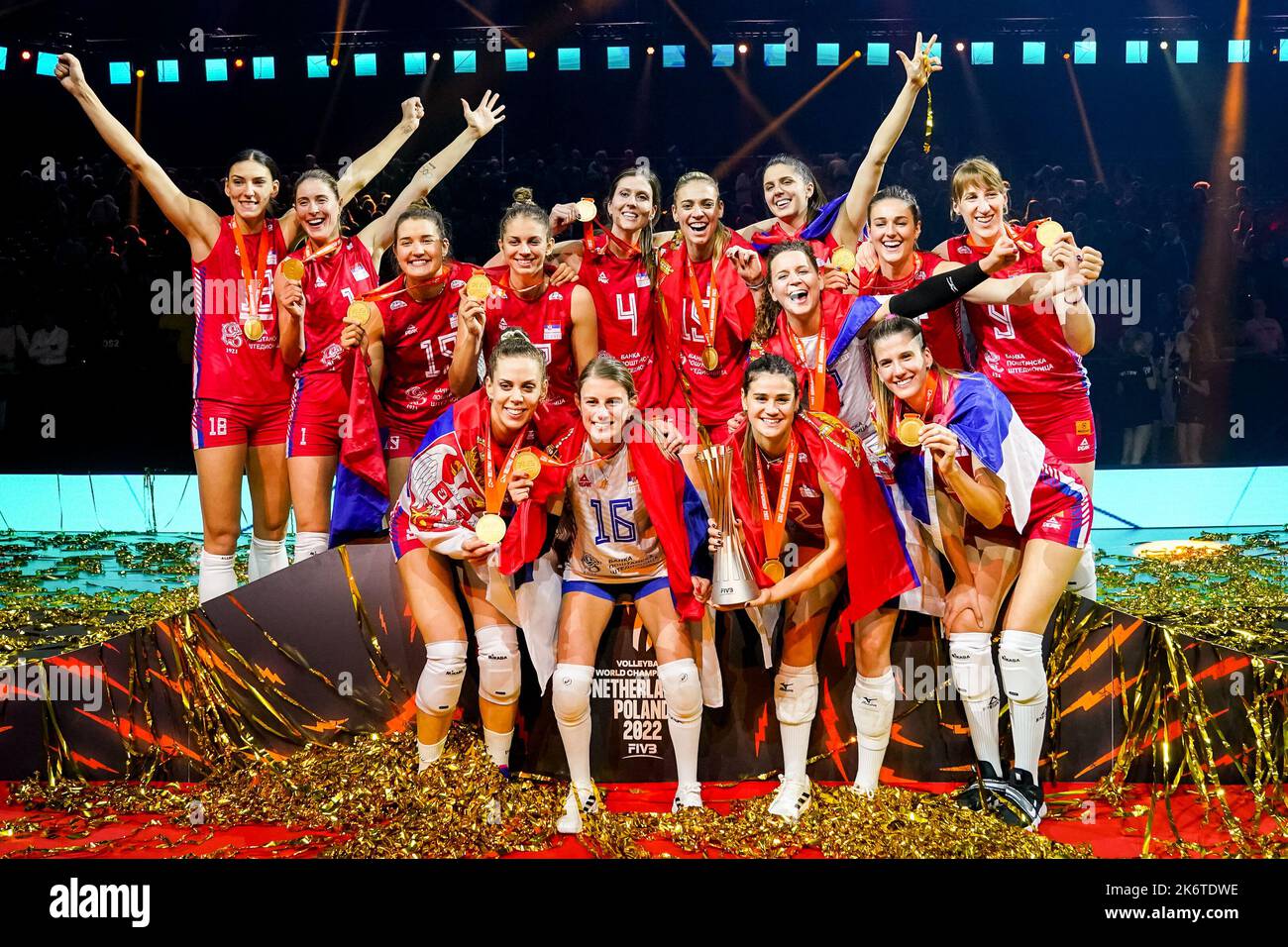 Apeldoorn, Niederlande. 15. Oktober 2022. APELDOORN, NIEDERLANDE - 15. OKTOBER: Bianka Busa aus Serbien, Katarina Lazovic aus Serbien, Bojana Drca aus Serbien, Mina Popovic aus Serbien, Sladjana Mirkovic aus Serbien, Brankica Mihajlovic aus Serbien, Teodora Pusic aus Serbien, Ana Bjelica aus Serbien, Maja Aleksic aus Serbien, Jovana Stevanovic aus Serbien, Aleksandra aus Serbien, Jegdic aus Serbien Tijana Boskovic aus Serbien, Bojana Milenkovic aus Serbien, Sara Lozo aus Serbien posieren mit der WM nach dem Finalspiel zwischen Brasilien und Serbien am 20. Tag der FIVB Volleyball Damen Weltmeisterschaft 2022 im Omnisport Apeldo Stockfoto