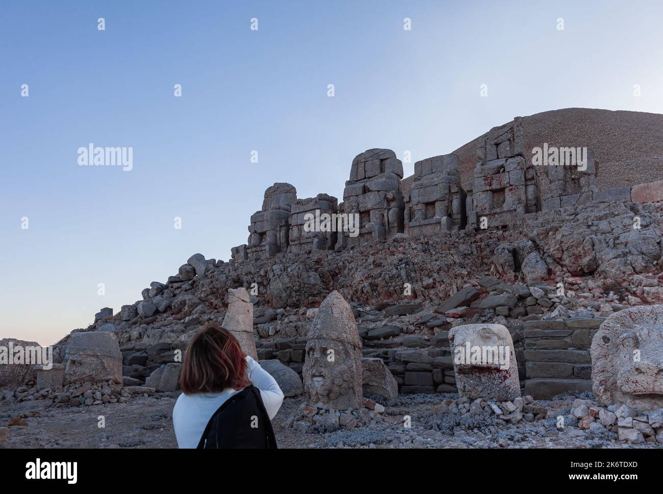Eine Frau fotografiert Statuen im Mount Nemrut National Park. Aufgenommen in die UNESCO-Liste des Weltkulturerbes. Stockfoto