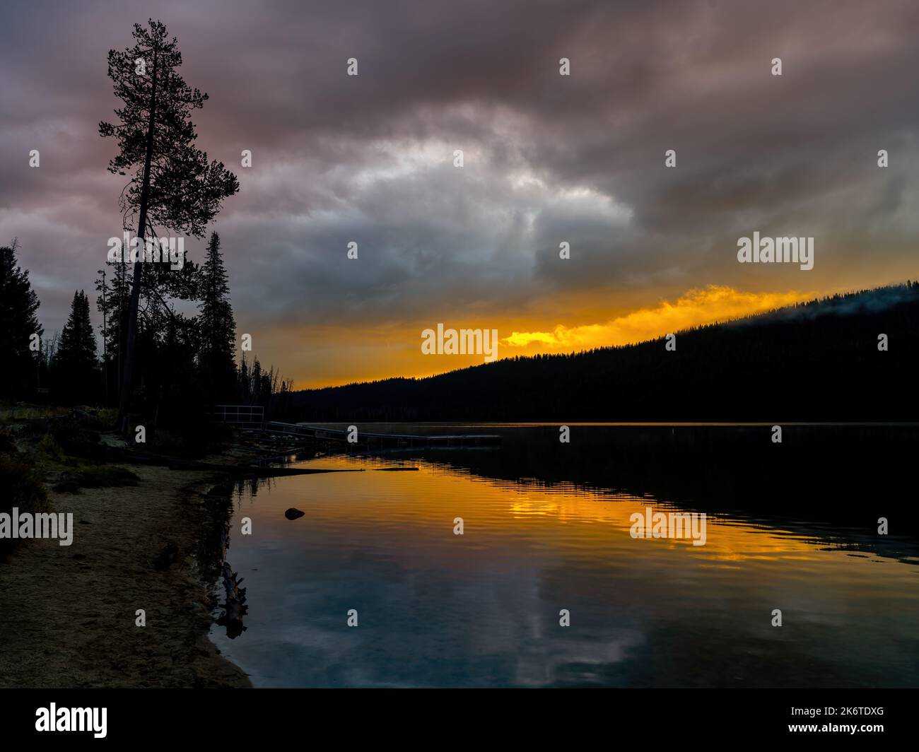 Morgensonnenaufgang über einem hohen Bergsee in Idahos Wildnis Stockfoto