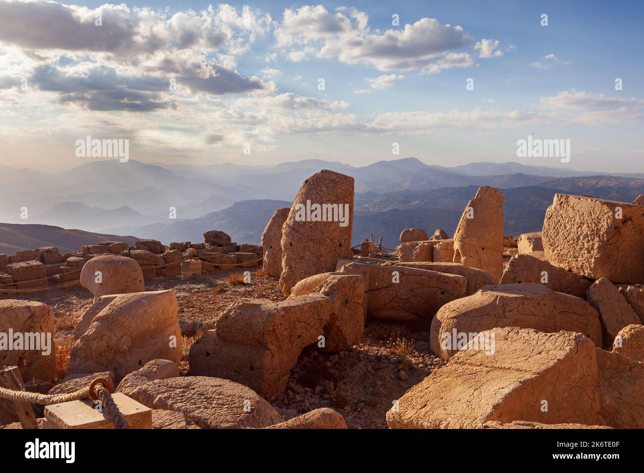 Blick auf den Sonnenuntergang im Nationalpark Mount Nemrut.riesige Statuen auf einer Höhe von 2150 m, für zweitausend Jahre. Aufgenommen im UNESCO-Weltkulturerbe Stockfoto