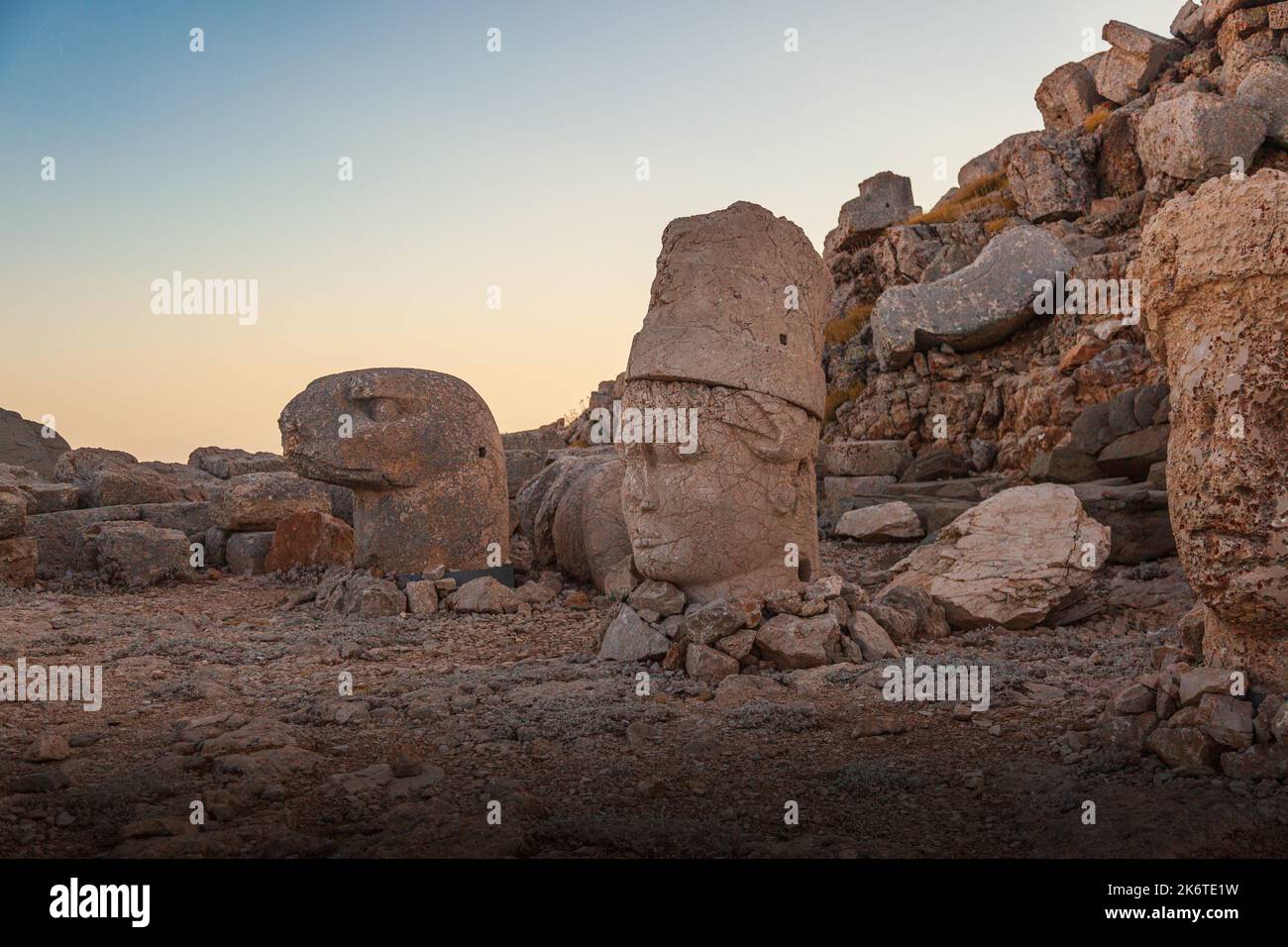 Ein Blick vom Mount Nemrut National Park. Gigantischer Skulpturen, die 2000 Jahre alt sind. Aufgenommen in die UNESCO-Liste des Weltkulturerbes. Stockfoto