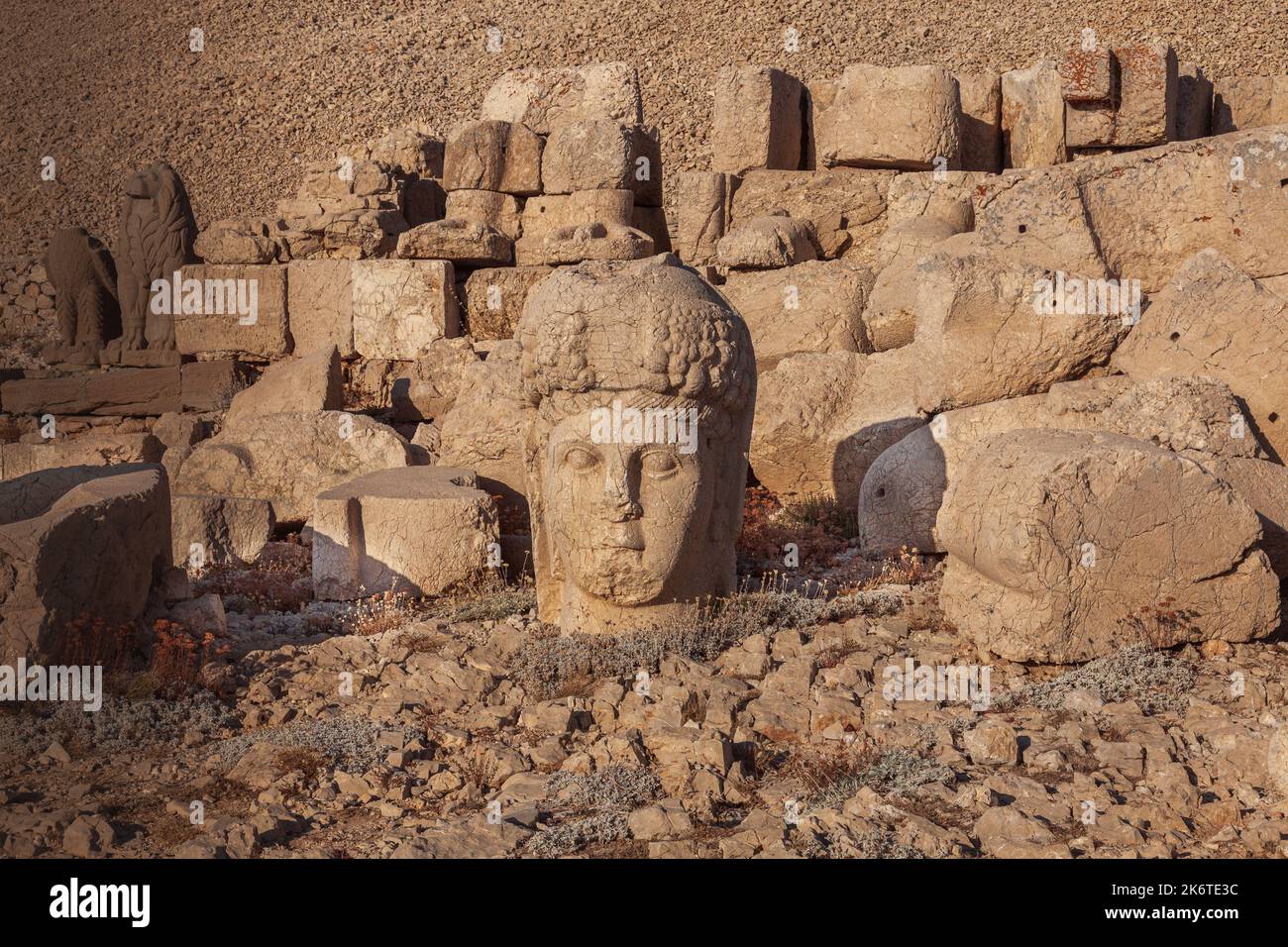 Statue von Thea. Eine der riesigen Statuen im Mount Nemrut National Park. Aufgenommen in die UNESCO-Liste des Weltkulturerbes Stockfoto
