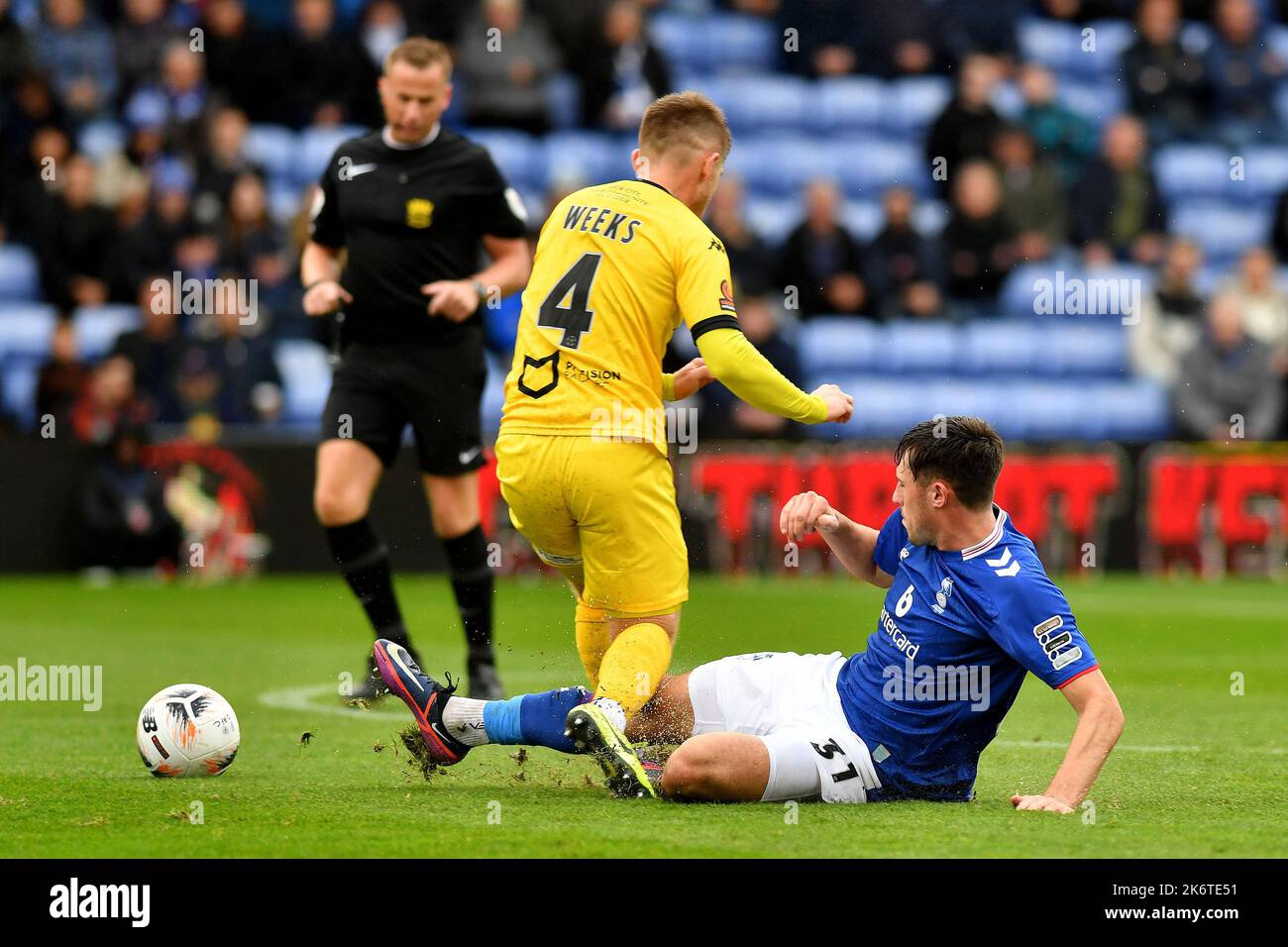 Während des FA Cup 4. Qualifying Round Spiels zwischen Oldham Athletic und Chester im Boundary Park, Oldham am Samstag, 15.. Oktober 2022. (Kredit: Eddie Garvey | MI News)James Carragher von Oldham Athletic tusles mit Declan Weeks of Chester während der FA Cup 4. Qualifying Round Spiel zwischen Oldham Athletic und Chester im Boundary Park, Oldham am Samstag, 15.. Oktober 2022. Stockfoto