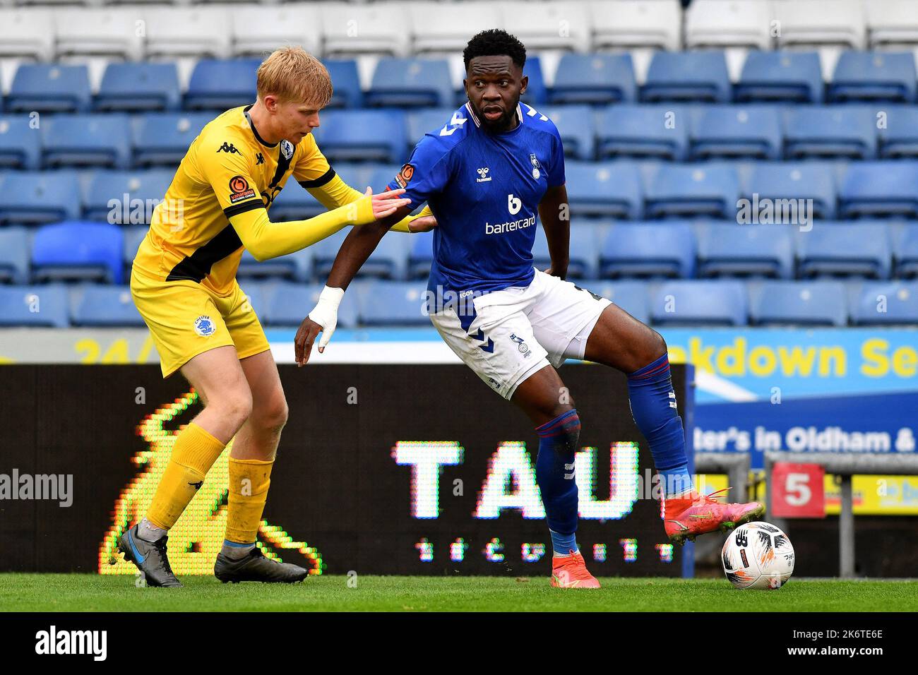 Während des FA Cup 4. Qualifying Round Spiels zwischen Oldham Athletic und Chester im Boundary Park, Oldham am Samstag, 15.. Oktober 2022. (Kredit: Eddie Garvey | MI News)Mike Fondop-Talom von Oldham Athletic tusles mit Matty Williams von Chester während der FA Cup 4. Qualifying Round Spiel zwischen Oldham Athletic und Chester im Boundary Park, Oldham am Samstag, 15.. Oktober 2022. Stockfoto