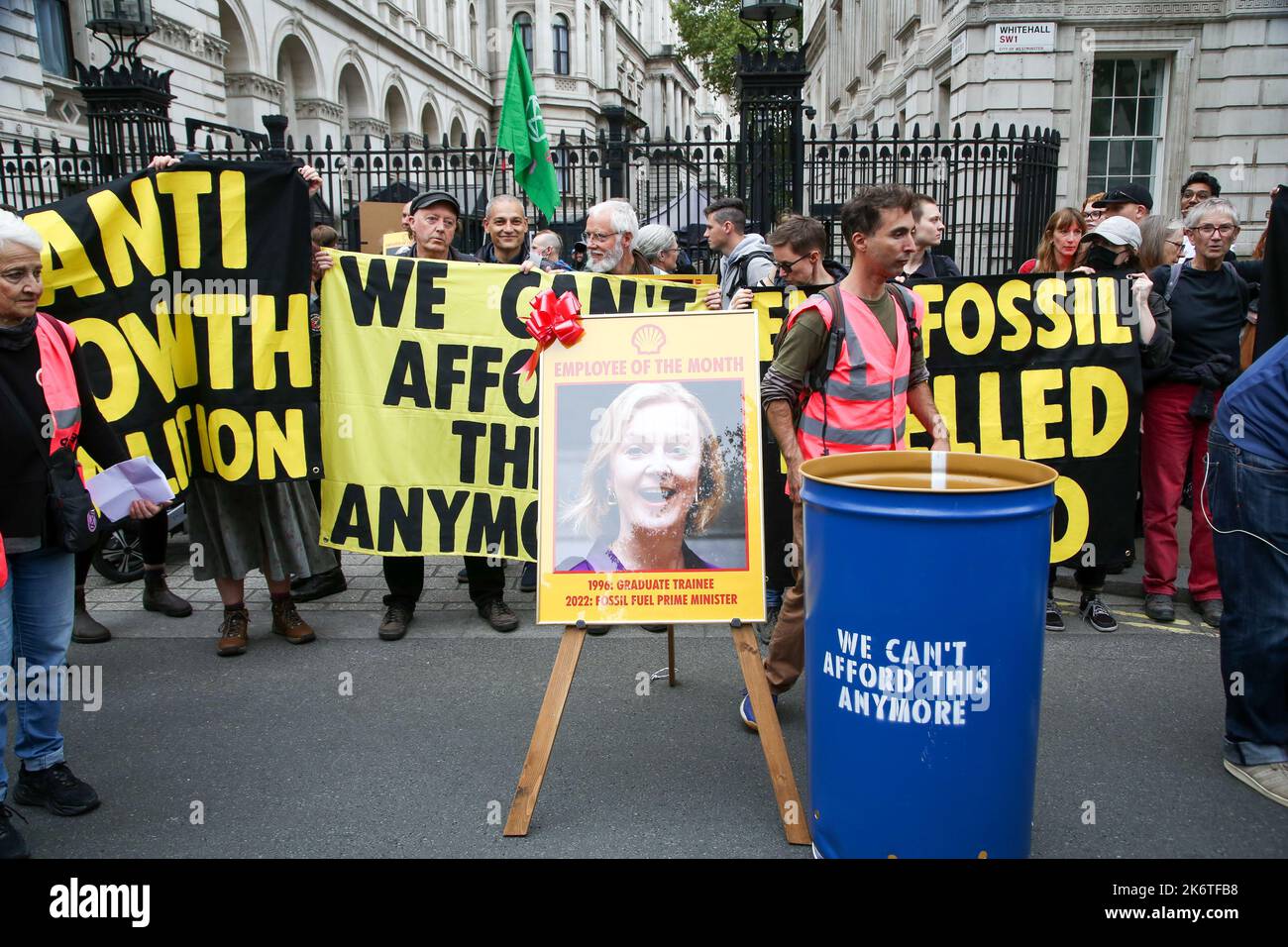 London, Großbritannien. 14. Oktober 2022. Hunderte von Demonstranten des Aussterbungsaufstandes demonstrieren vor der Downing Street in Westminster gegen die Klimakrise und steigende Energiekosten. (Foto von Steve Taylor/SOPA Images/Sipa USA) Quelle: SIPA USA/Alamy Live News Stockfoto