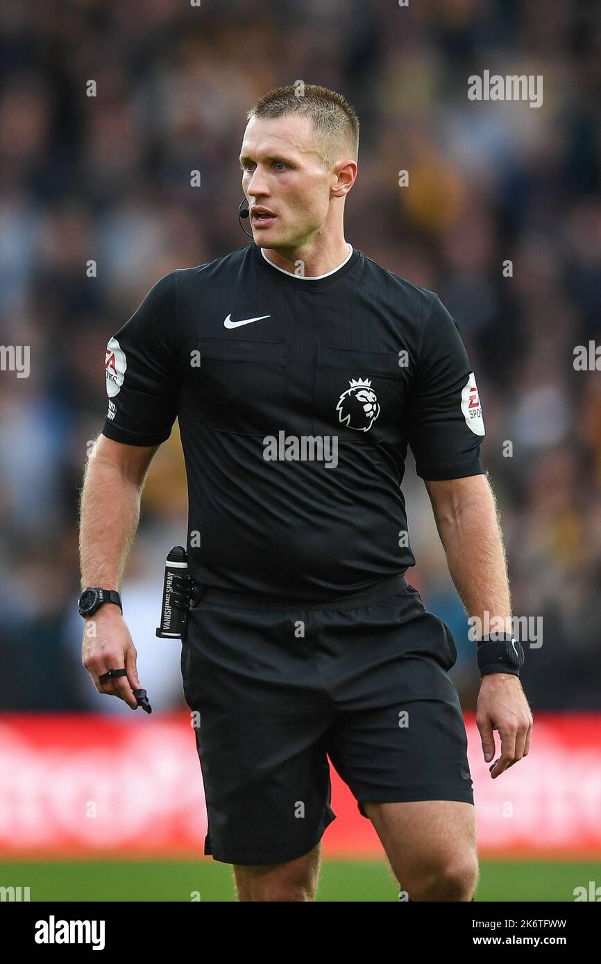 Wolverhampton, Großbritannien. 15. Oktober 2022. Schiedsrichter, Thomas Bramall, während des Premier League-Spiels Wolverhampton Wanderers gegen Nottingham Forest in Molineux, Wolverhampton, Großbritannien, 15.. Oktober 2022 (Foto von Mike Jones/News Images) in Wolverhampton, Großbritannien am 10/15/2022. (Foto von Mike Jones/News Images/Sipa USA) Quelle: SIPA USA/Alamy Live News Stockfoto