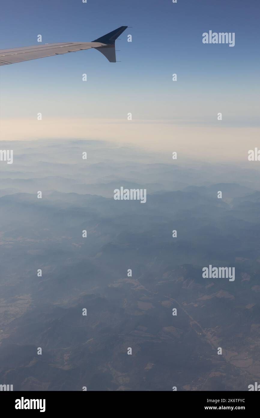 Blick auf die Passagiere von einem kommerziellen Jet, der über den Rauch von Waldbränden im Süden von Oregon fliegt. Stockfoto