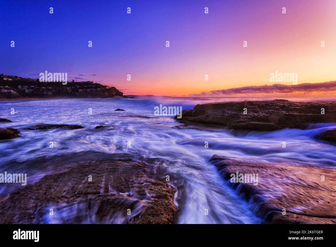 Landschaftlich schöner Sonnenaufgang an der Pazifikküste Australiens - Sydney Northern Beaches Whale Beach und Little Head. Stockfoto