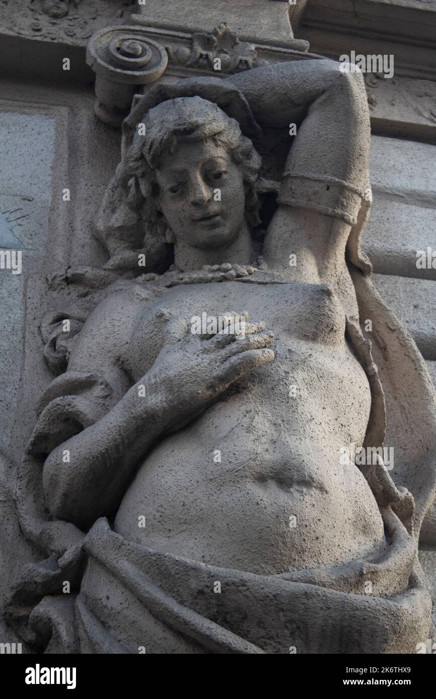 Eine Statue auf der Außenseite eines Gebäudes in Andrássy Ut, einem Boulevard in Budapest, Ungarn Stockfoto